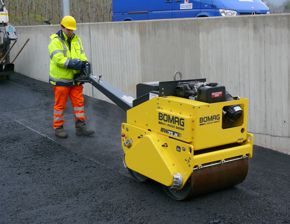 auto113-big.jpg Ручной виброкаток с пешим оператором Bomag BW 75 S